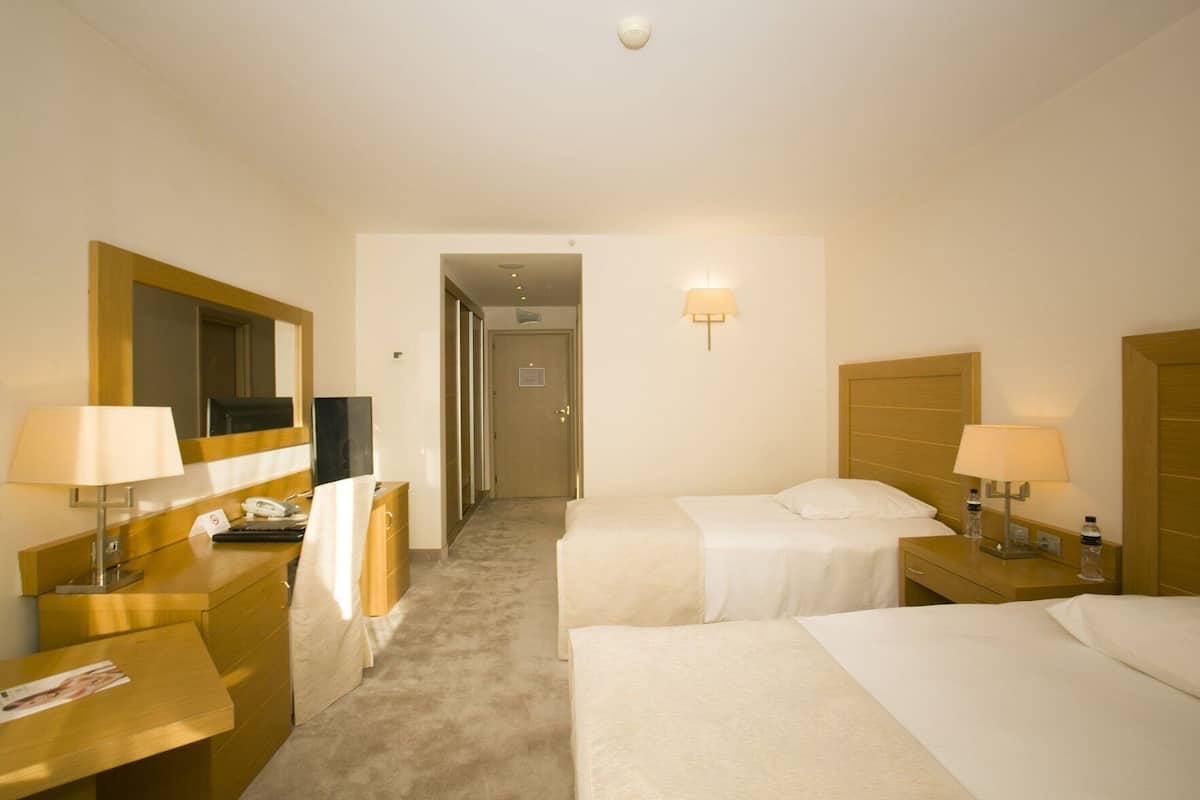 Hochwertige Bettwaren, Minibar, Zimmersafe, Schreibtisch