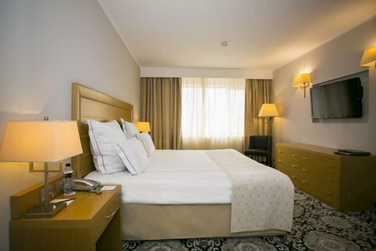 Luxe beddengoed, een minibar, een kluis op de kamer, een bureau