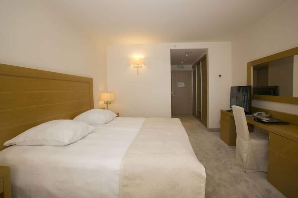 Luxe beddengoed, een minibar, een kluis op de kamer, een bureau