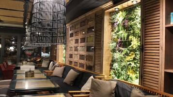 6 restaurants, lunch, dinner served; international cuisine