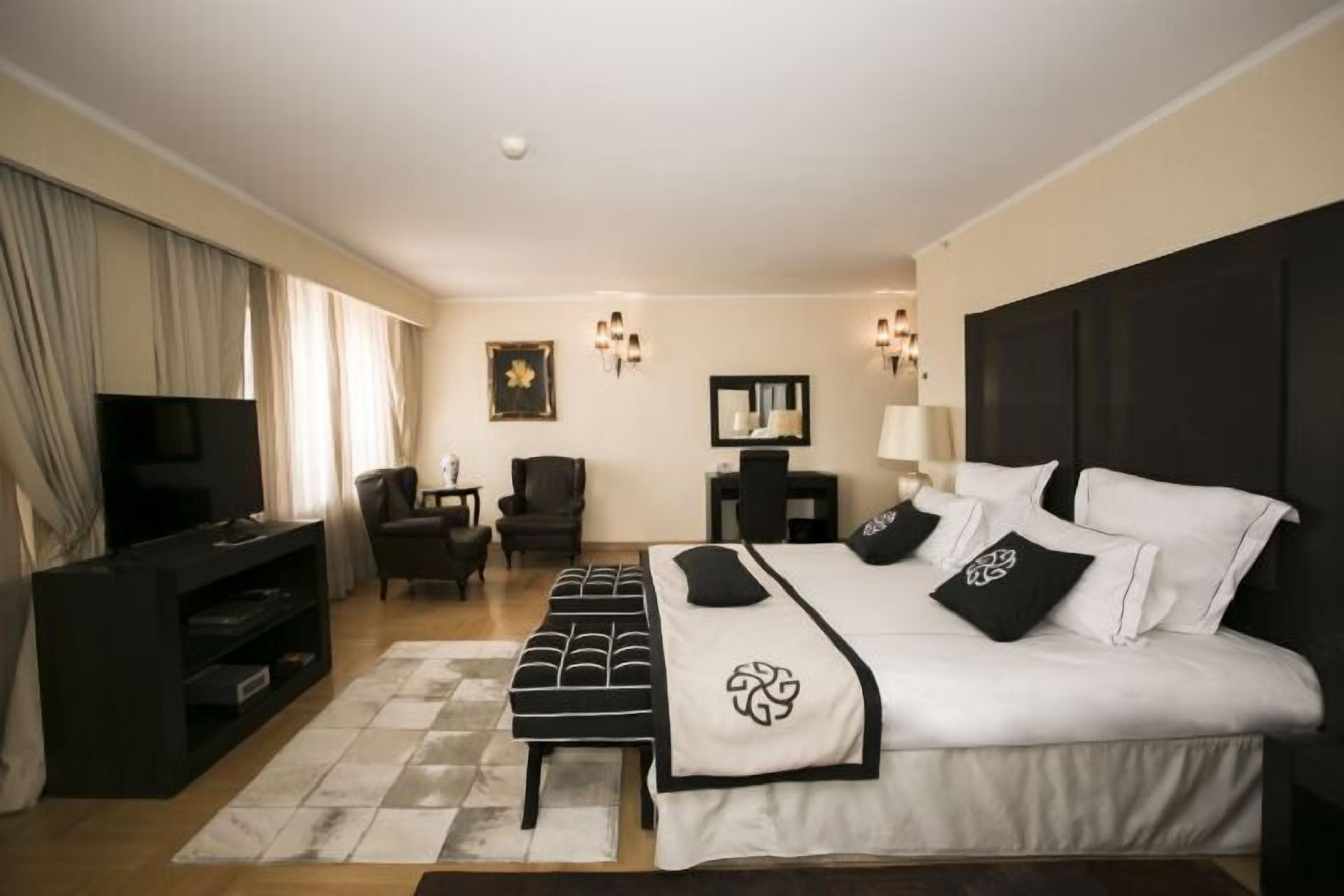 高級寝具、ミニバー、セーフティボックス (室内)、デスク