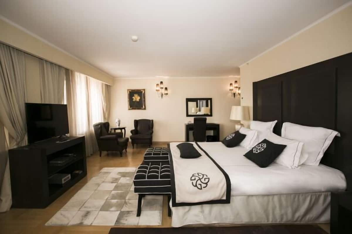 Luxe beddengoed, een minibar, een kluis op de kamer, een bureau