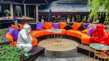 6 restaurants, lunch, dinner served; international cuisine