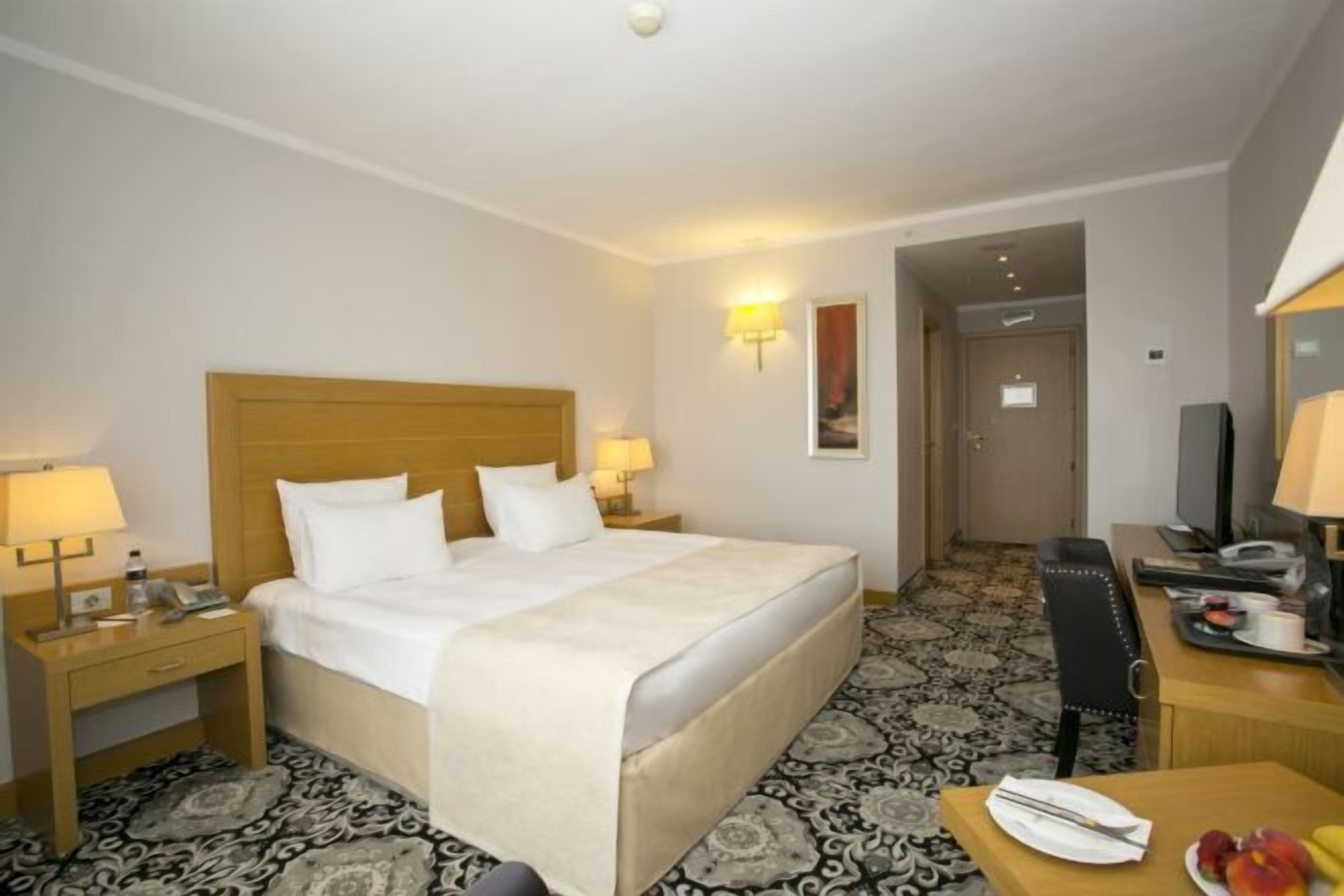 高級寝具、ミニバー、セーフティボックス (室内)、デスク