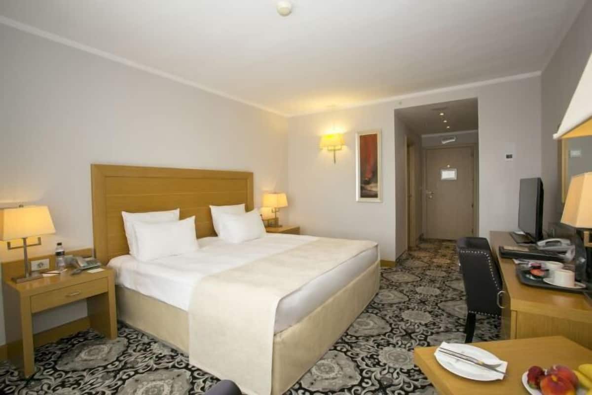 Luxe beddengoed, een minibar, een kluis op de kamer, een bureau