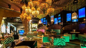 4 bar/lounge, bar tepi kolam renang