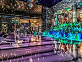 4 bars, bar en bord de piscine