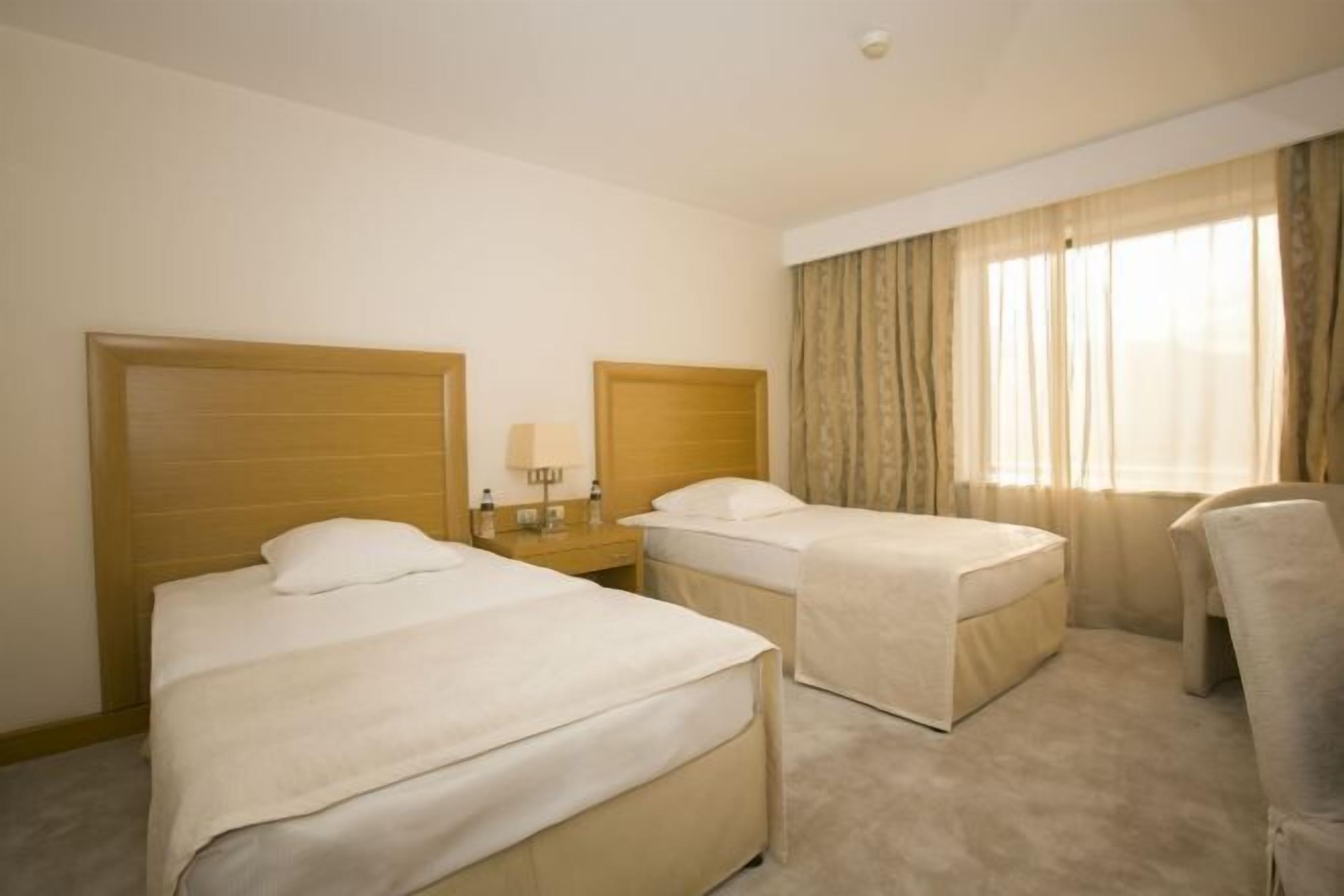 高級寝具、ミニバー、セーフティボックス (室内)、デスク