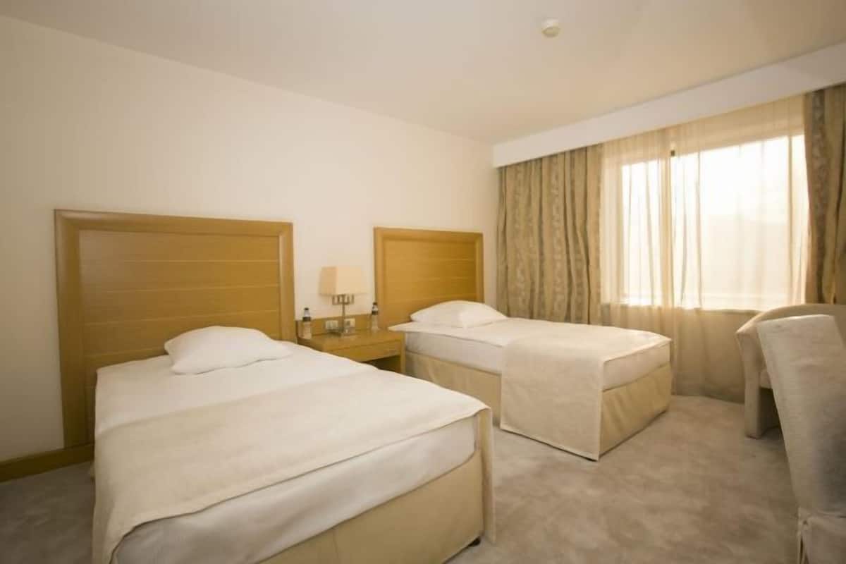 Luxe beddengoed, een minibar, een kluis op de kamer, een bureau