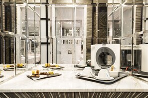 Kaffee und/oder Kaffeemaschine