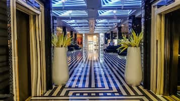Coin salon dans le hall