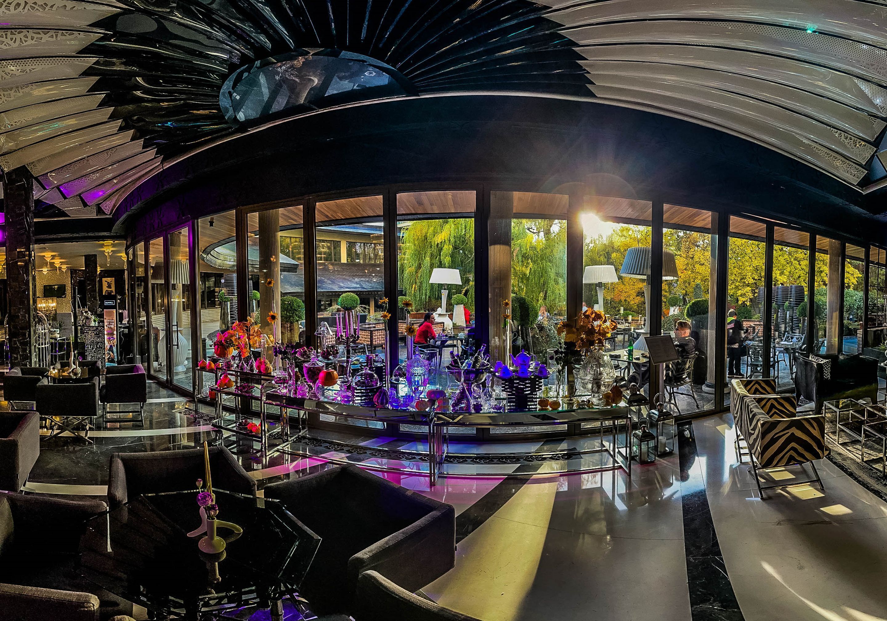 4 bares y bar junto a la piscina