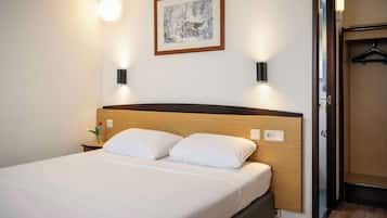 Standard Room, 1 Double Bed | Desk, blackout drapes, soundproofing, iron/ironing board