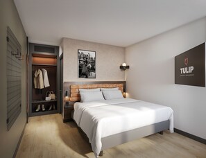 Desk, blackout drapes, soundproofing, iron/ironing board - Campanile Hotel Gouda (Gouda)