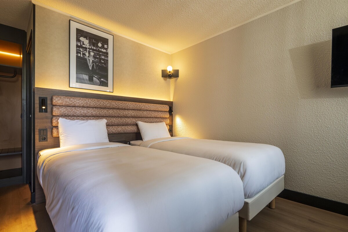 Kamar Standar, 2 Tempat Tidur Twin | Meja kerja, tirai kedap cahaya, kedap suara, dan setrika/meja setrika
