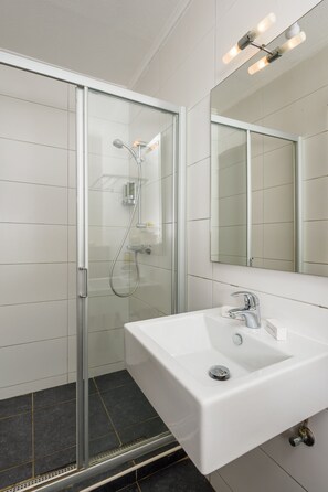 Shower, towels, soap, shampoo - Buddy Dive Resort (Kralendijk)