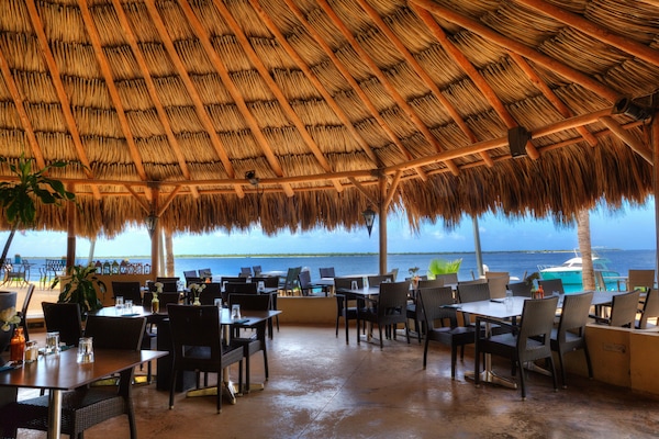 2 restaurants, breakfast served