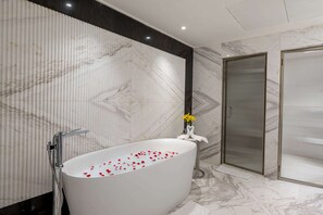 Presidential Suite | Bathroom | Free toiletries, hair dryer, towels, soap - Taj Deccan (Hyderabad)