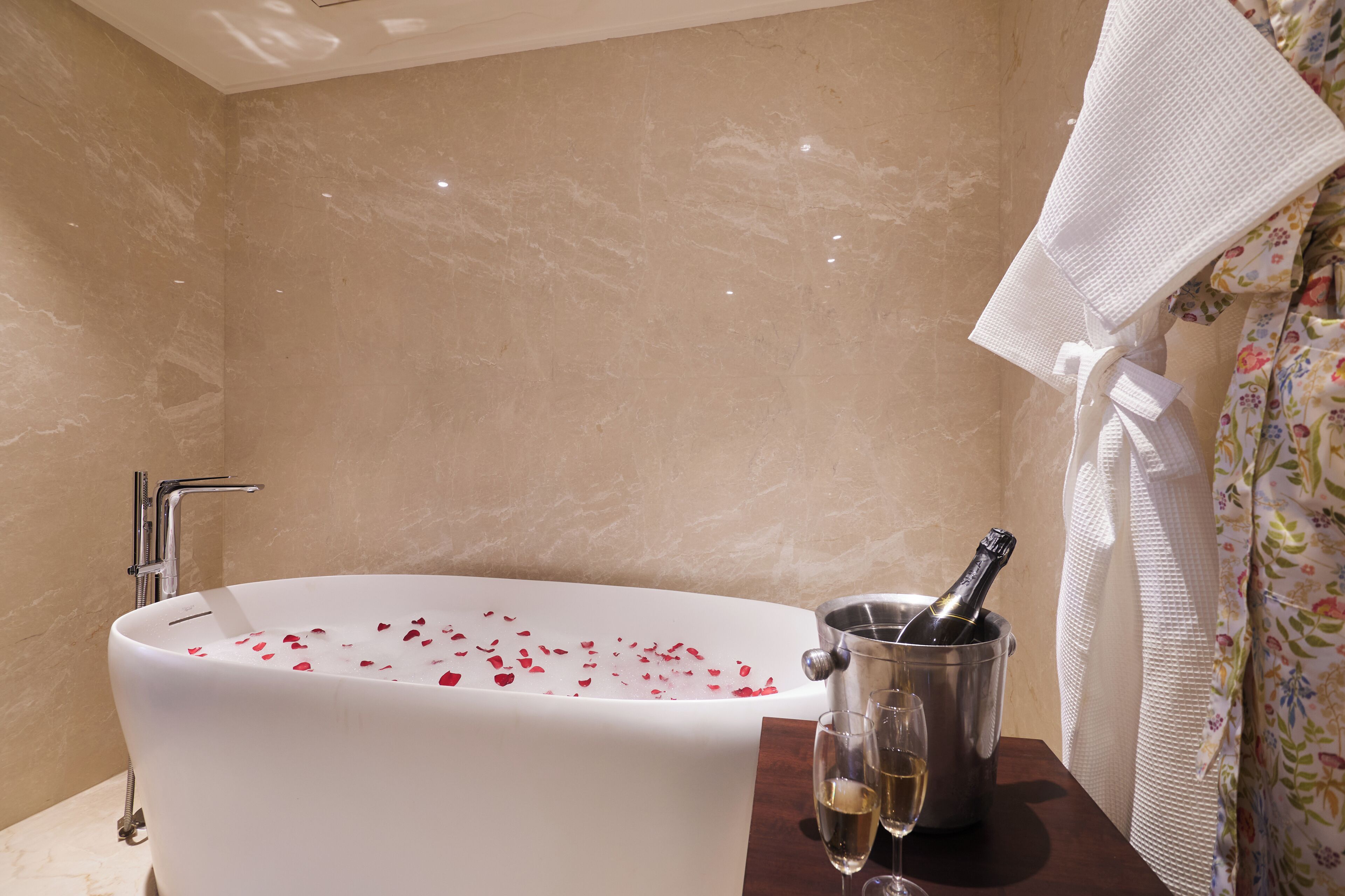 Luxury Suite | Baño | Amenidades de baño gratuitas, secadora de cabello, toallas, jabón 