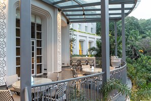 4 restaurants, breakfast served