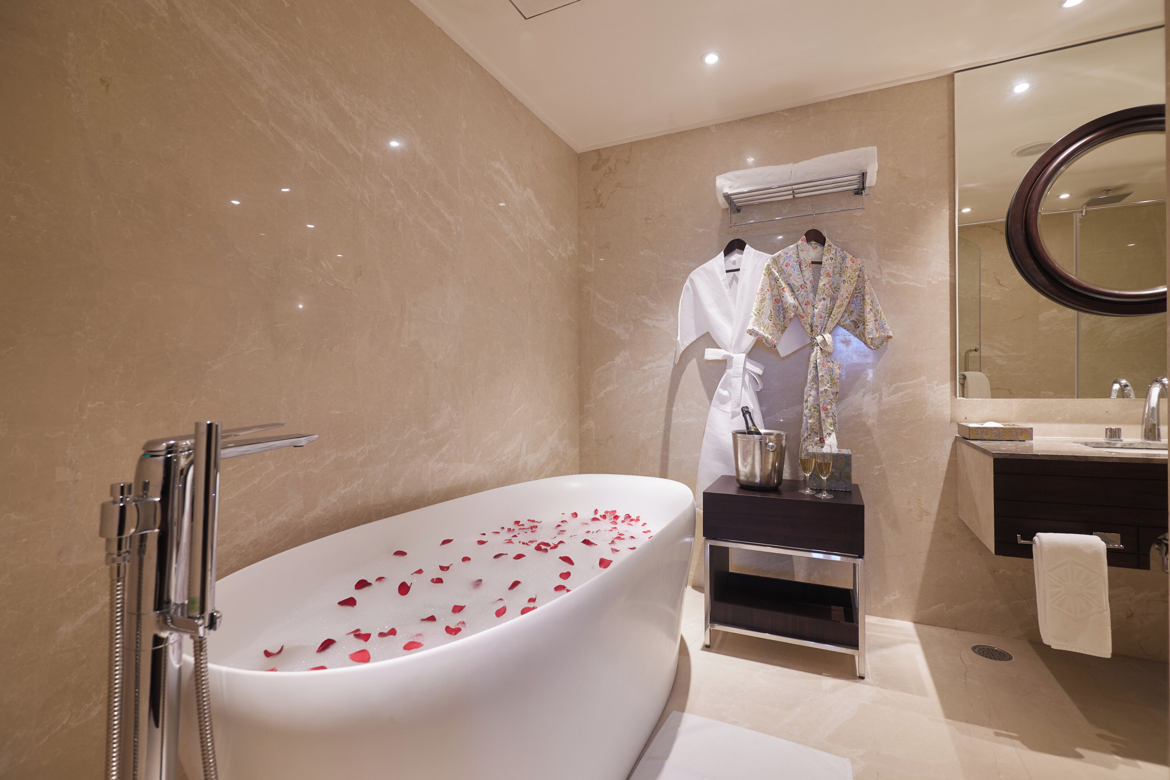 Luxury Suite | Badrum | Gratis toalettartiklar, hårtork, handdukar och tvål