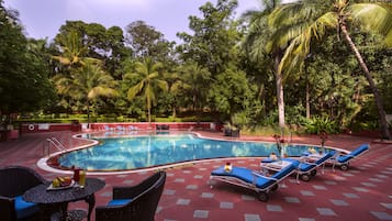 Piscine extérieure, parasols de plage, chaises longues