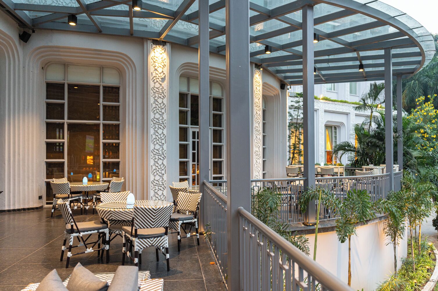 4 restaurants, breakfast served