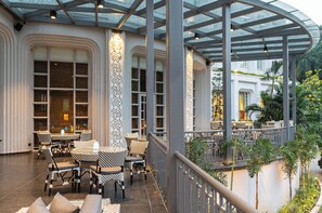 4 restaurants, breakfast served