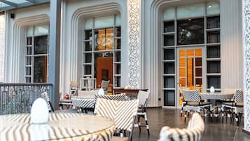 4 restaurants servant le petit déjeuner