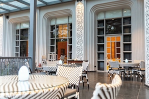 4 restaurants, breakfast served