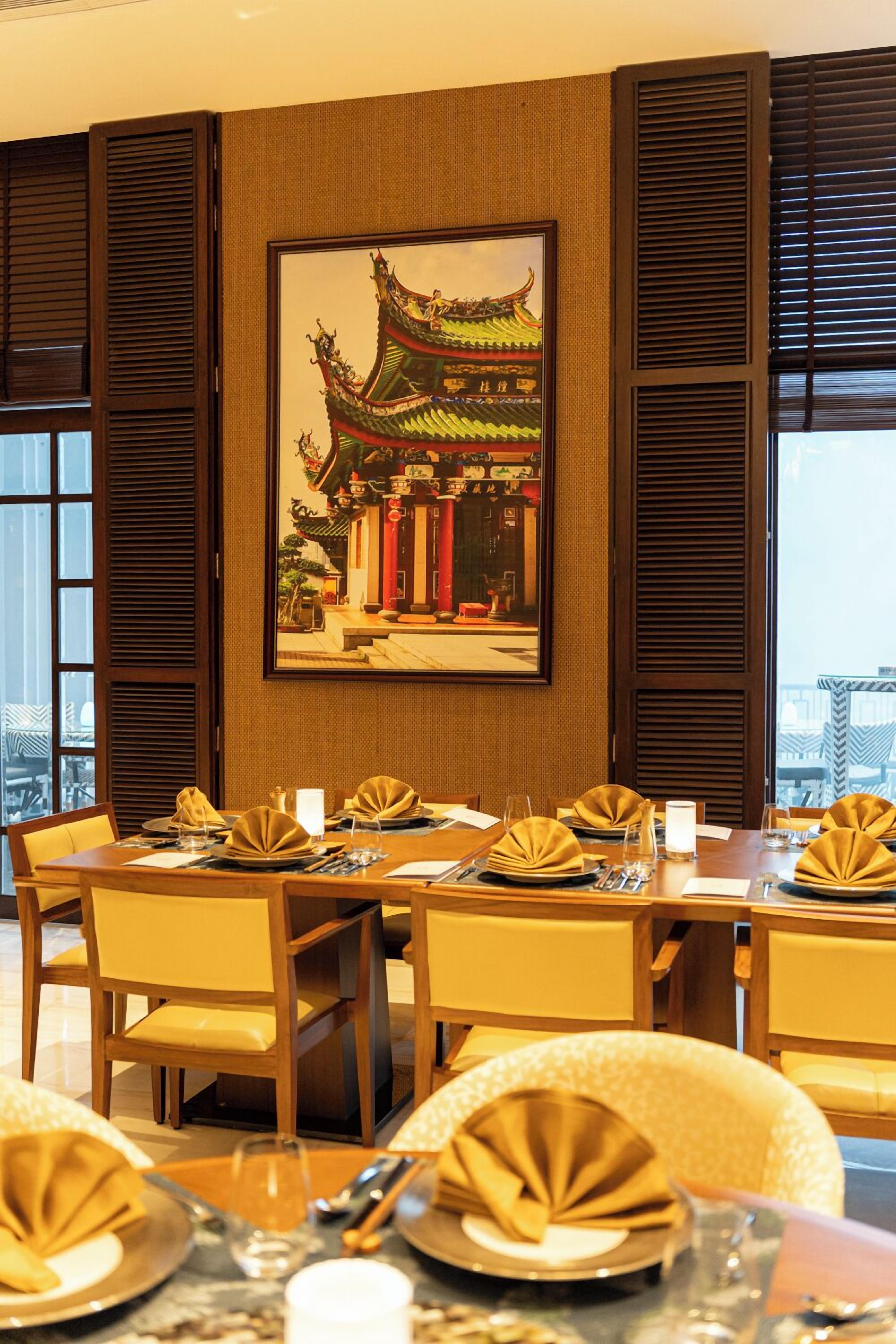 2 restaurants; breakfast, lunch and dinner served 