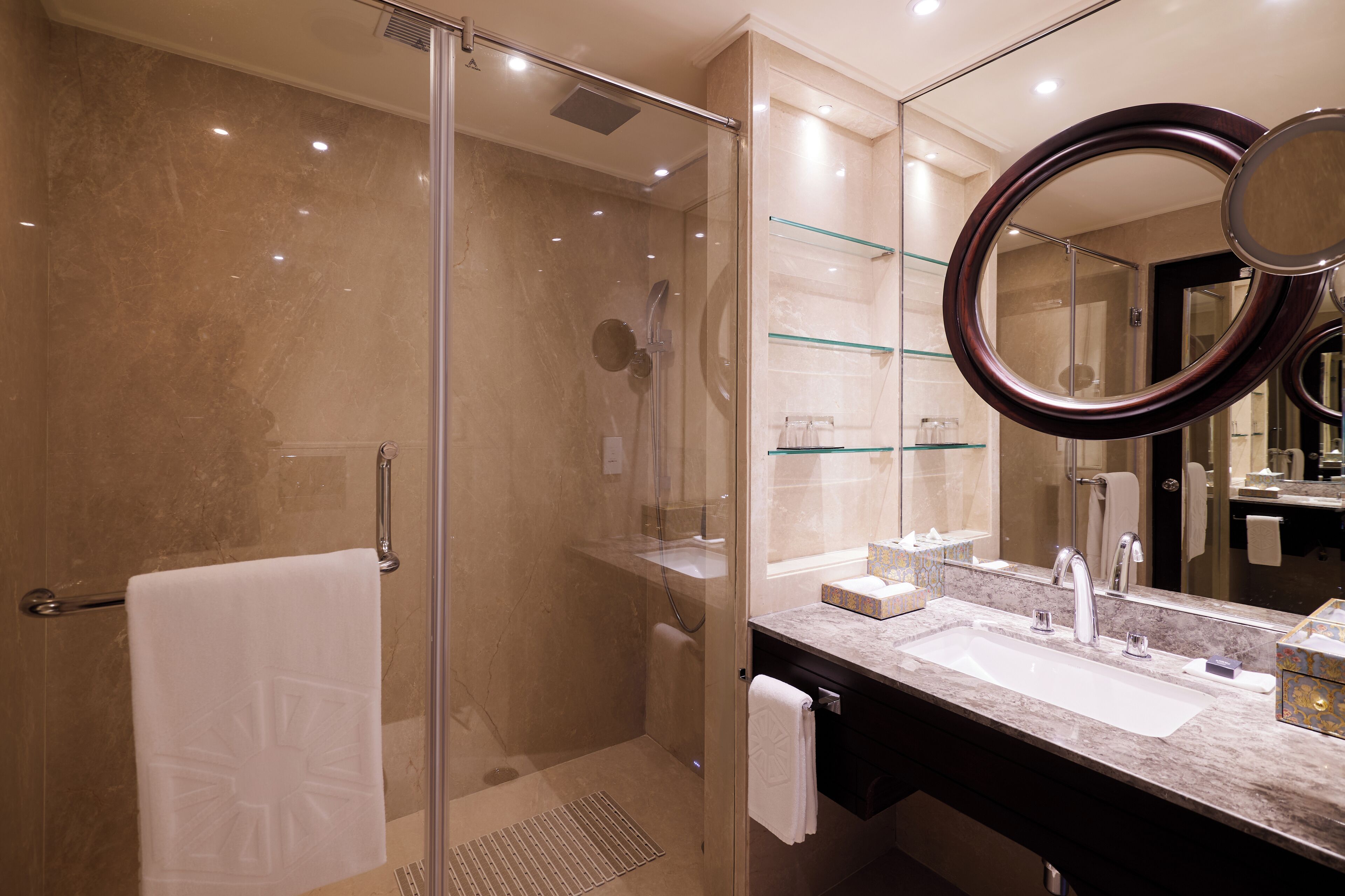 Executive Suite | Bathroom | Free toiletries, hair dryer, towels, soap