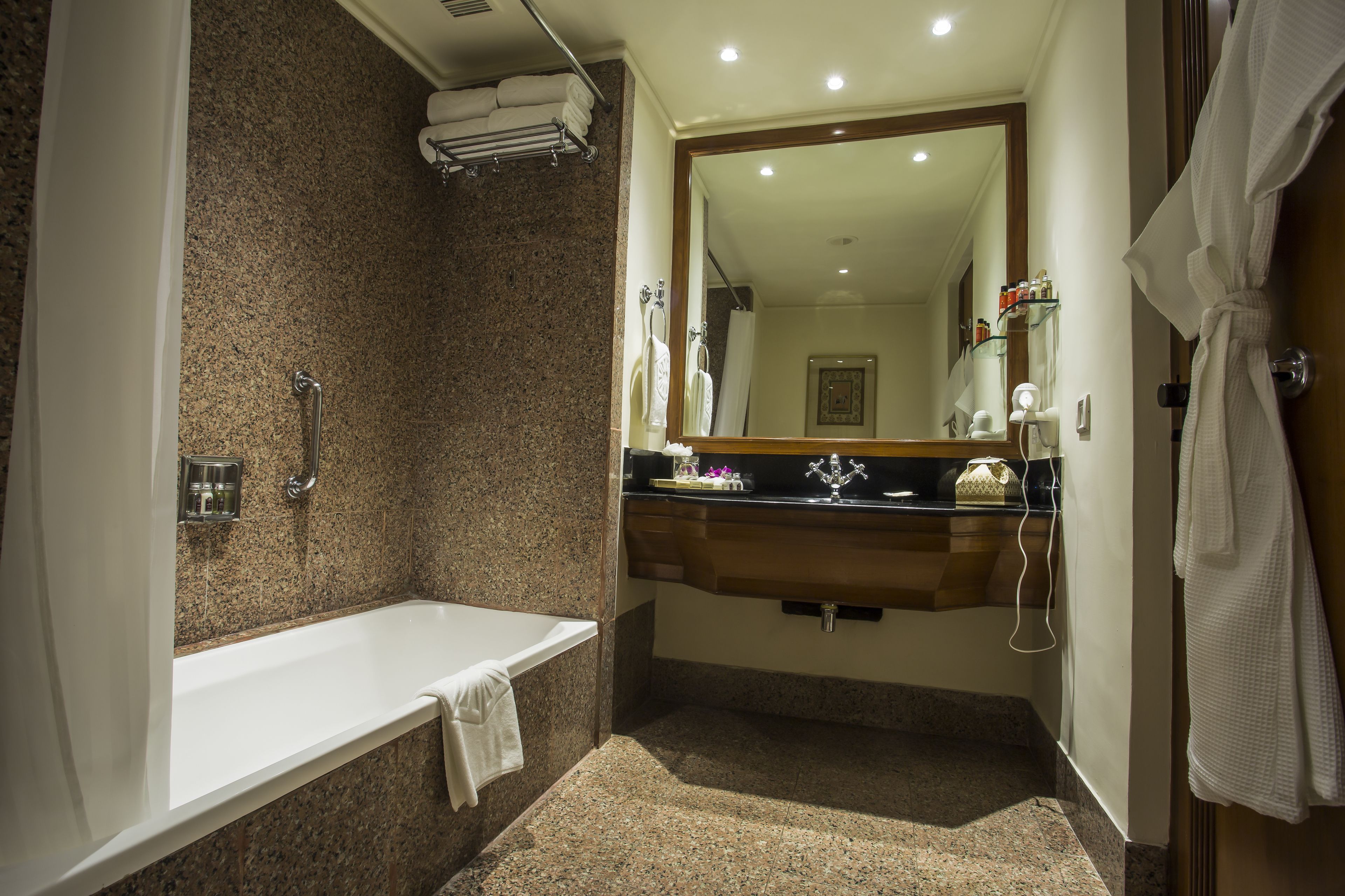 combined shower/bathtub, rainfall showerhead, free toiletries