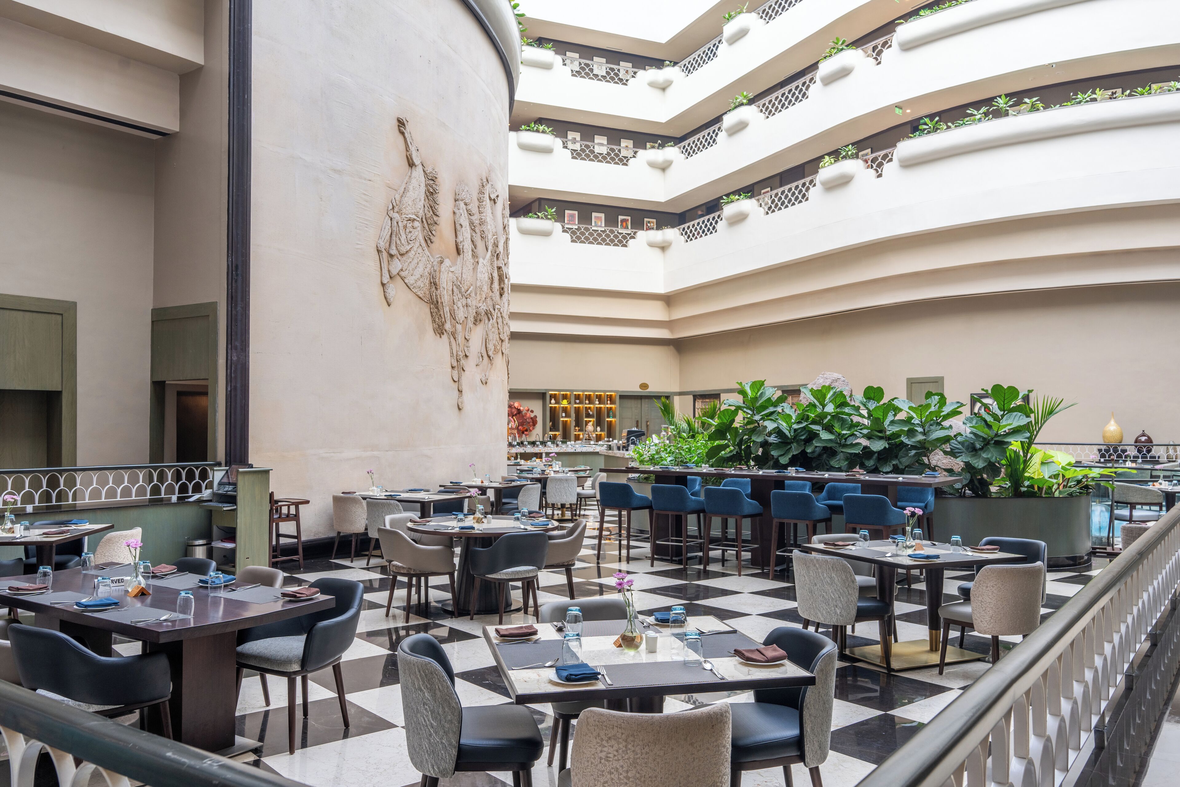 2 restaurants, serveren ontbijt