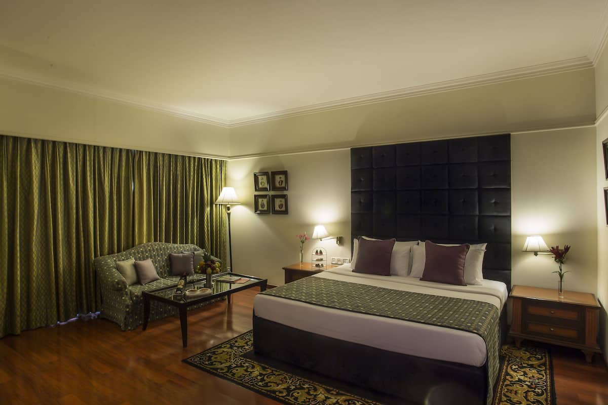 deluxe suite, 1 bedroom, garden view | premium bedding, memory-foam beds, minibar, in-room safe