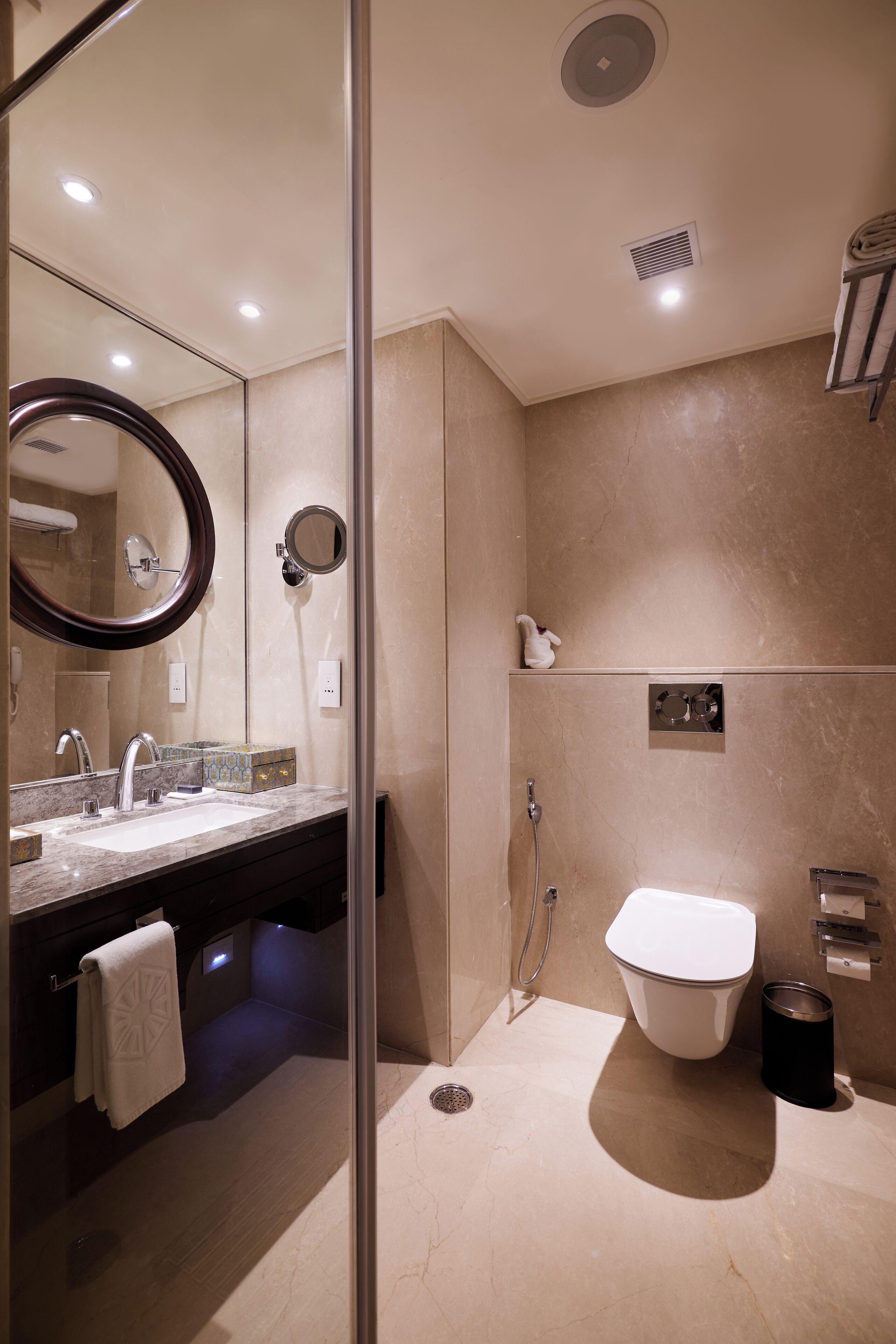 Premium King | Badezimmer | Kostenlose Toilettenartikel, Haartrockner, Handtücher, Seife