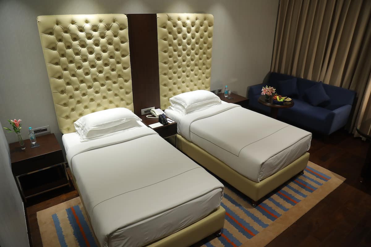 1 kamar tidur, seprai premium, busa memori, dan brankas