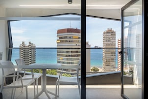 Minibar, caja de seguridad en la habitación y decoración personalizada