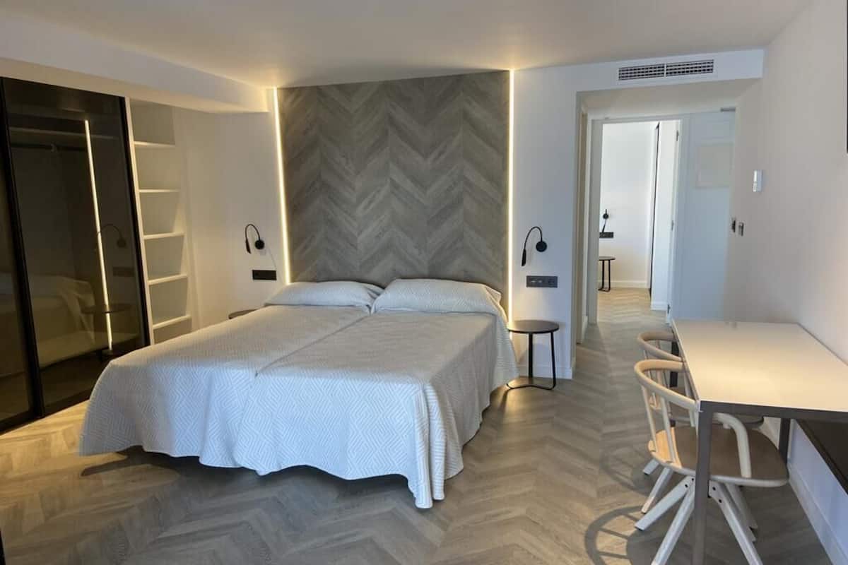 Minibar, caja fuerte, escritorio y espacio para trabajar con un portátil