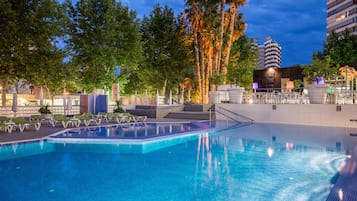 Piscine couverte, piscine extérieure (ouverte en saison)
