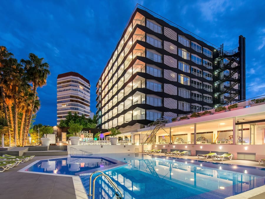 Een binnenzwembad, een seizoensgebonden buitenzwembad