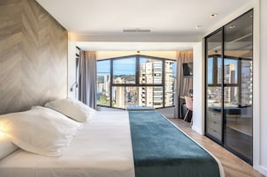 Quarto casal urbano | Frigobar, cofres nos quartos, individualmente decorados