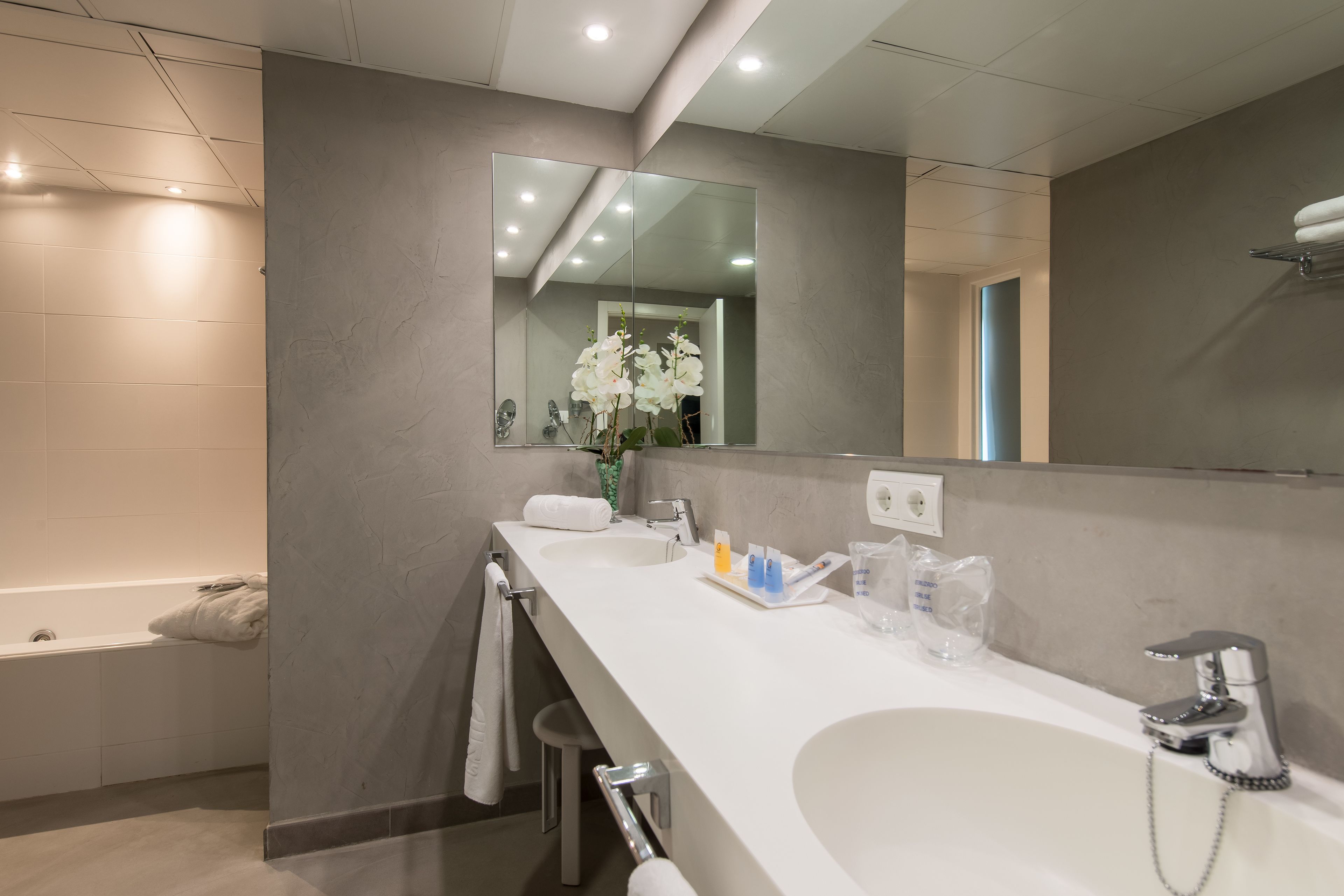 deluxe room, balcony | bathroom | jetted bath, rainfall showerhead, free toiletries, hair dryer