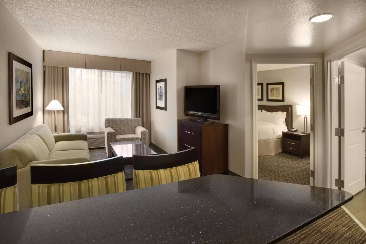 Living area | 27-inch flat-screen TV with cable channels, TV, pay films