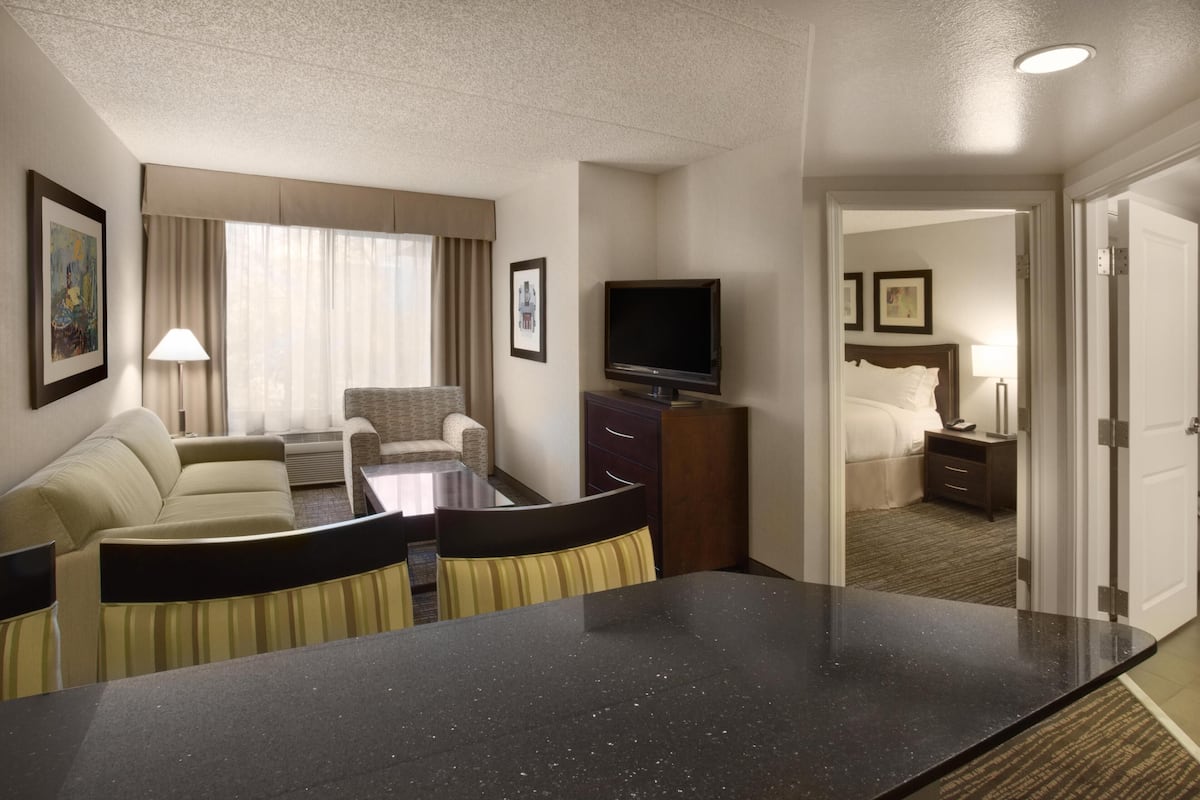 Living area | 27-inch flat-screen TV with cable channels, TV, pay movies