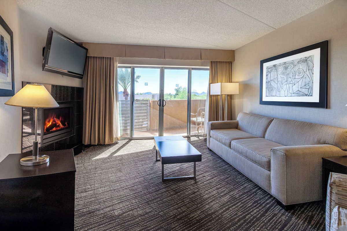 Premium bedding, pillowtop beds, in-room safe, desk