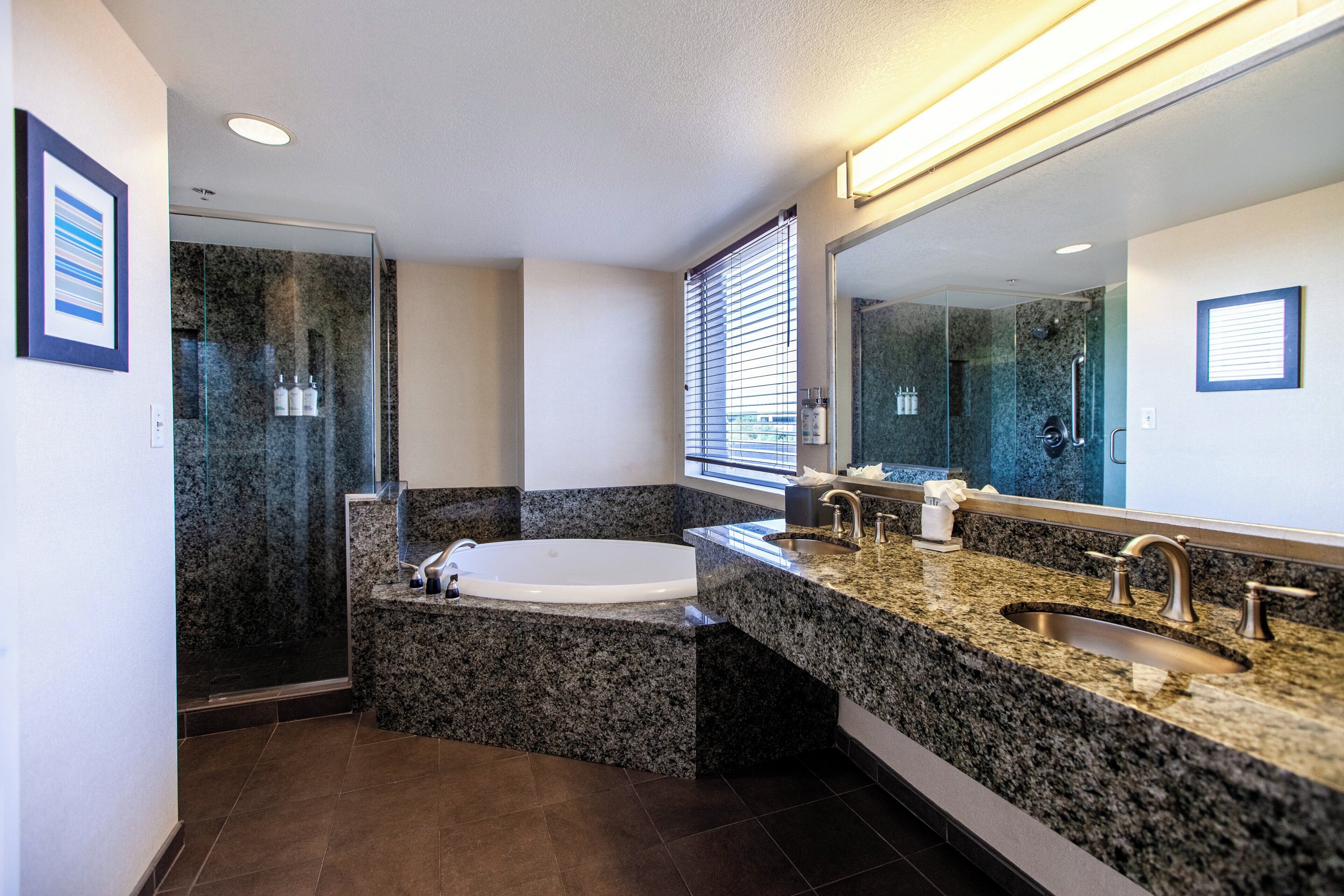 Phòng Suite, 1 giường cỡ king (Additional Living Dining Area) | Phòng tắm | Vòi sen/bồn tắm kết hợp, máy sấy tóc, khăn tắm 