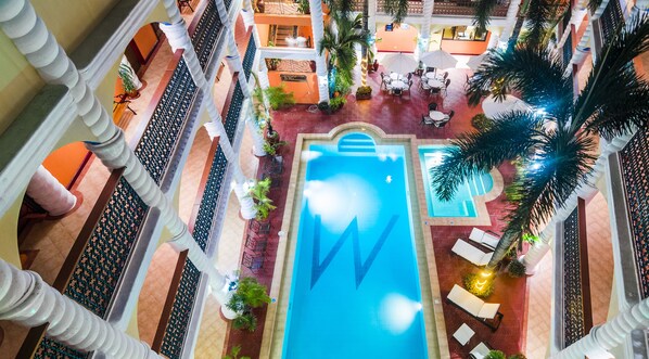 Alberca techada y alberca al aire libre