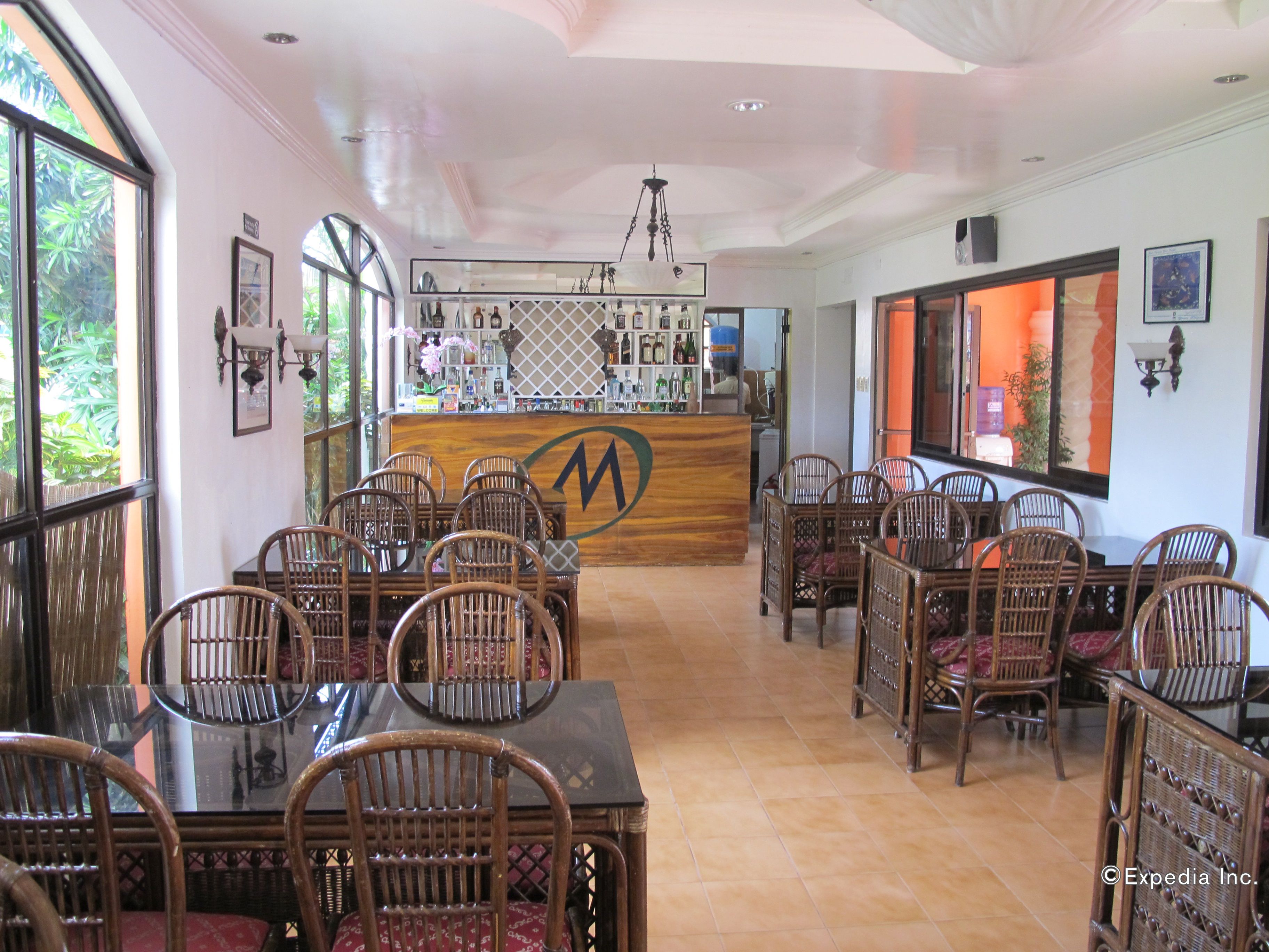 3 restaurants, breakfast served