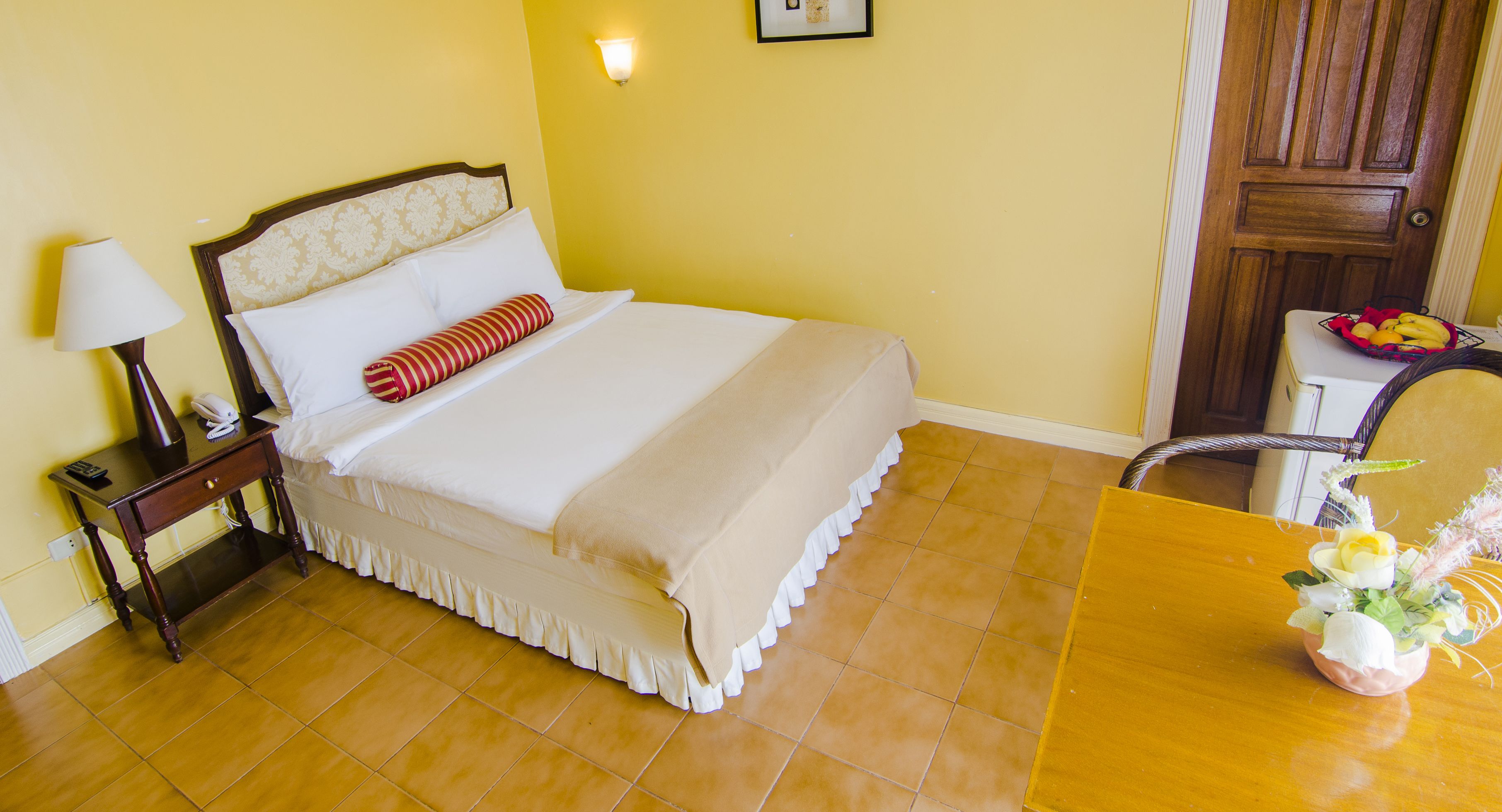 1 bedroom, in-room safe, desk, rollaway beds